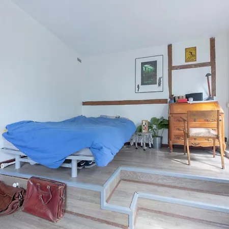 Superb Studio Near Buttes Chaumont Париж